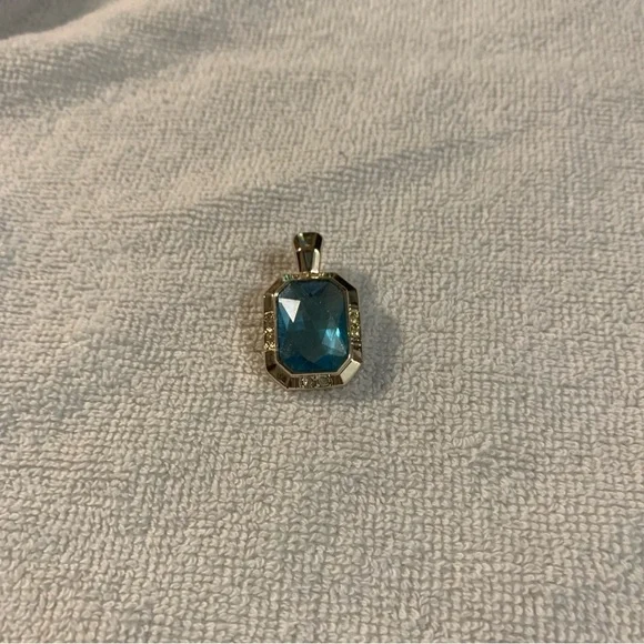 Avon simulated aquamarine Gemstone/silvertone necklace enhancer NIB - Picture 1 of 7
